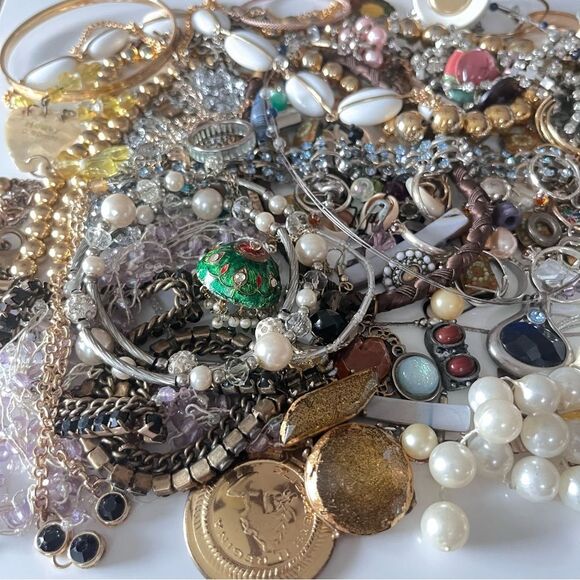 1.5 lb Vintage Craft Junk Jewelry Lot - Picture 3 of 9